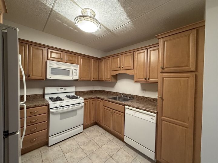 Property Photo:  1550 Worcester Rd 304  MA 01702 
