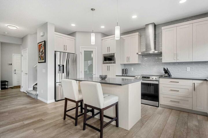 Property Photo:  1020 Chinook Gate Heath SW  AB T4B 5C9 