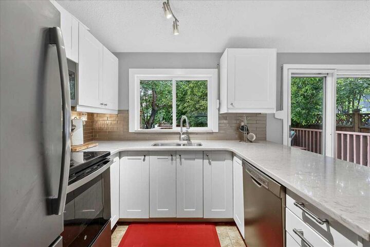 Property Photo:  1123 48 Avenue NW  AB T2K 0J6 