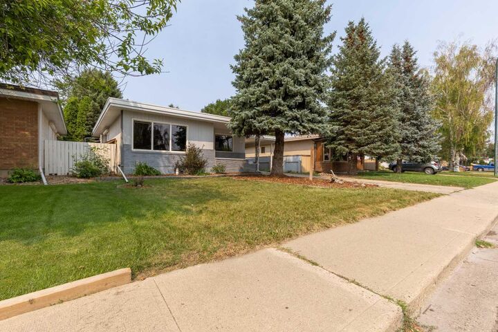 Property Photo:  2005 16 Avenue S  AB T1K 0Z4 