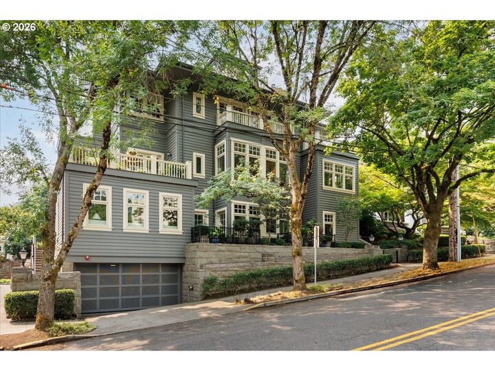 Property Photo: 2172 SW Park Pl C OR 97205