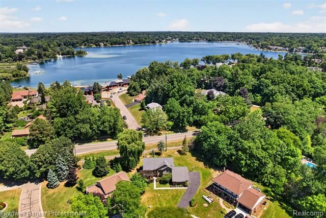 Property Photo: 2932 Constitution Court MI 48322
