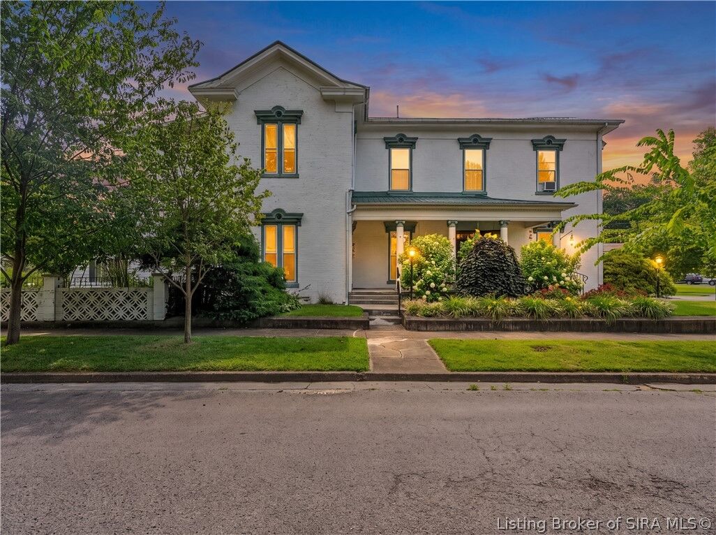 Property Photo:  1118 E Market Street  IN 47150 