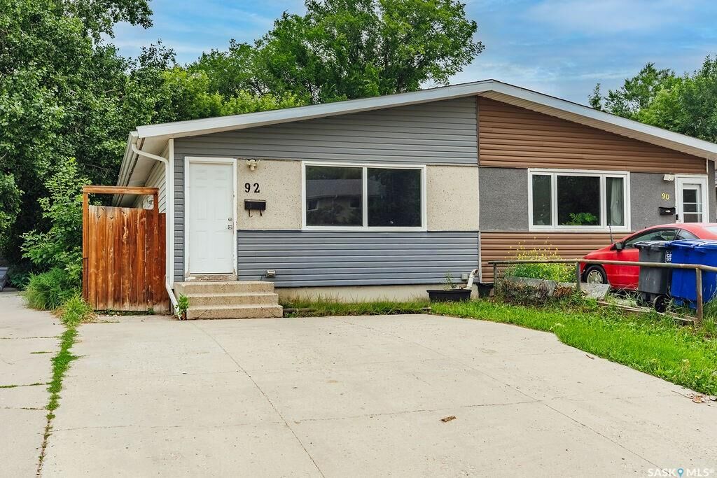 Property Photo:  92 Davidson Crescent  SK S7L 4A1 