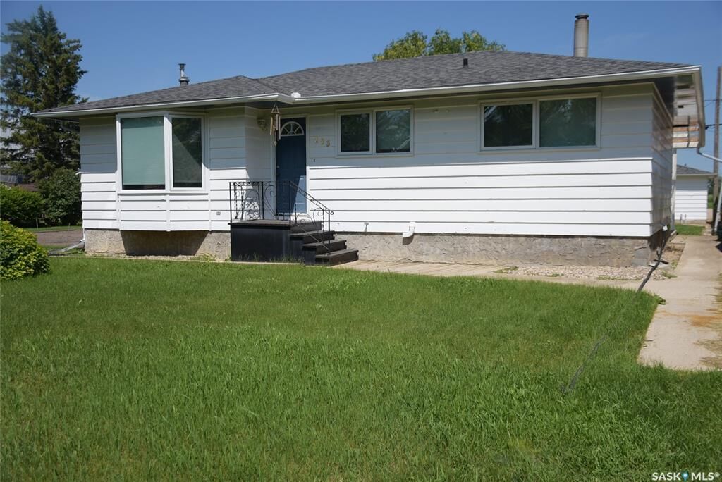 Property Photo:  203 Lily Street  SK S0G 0C0 