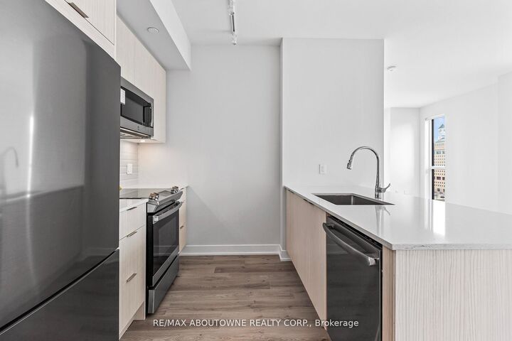 Property Photo:  430 Square One Drive 1003  ON L5B 0L6 