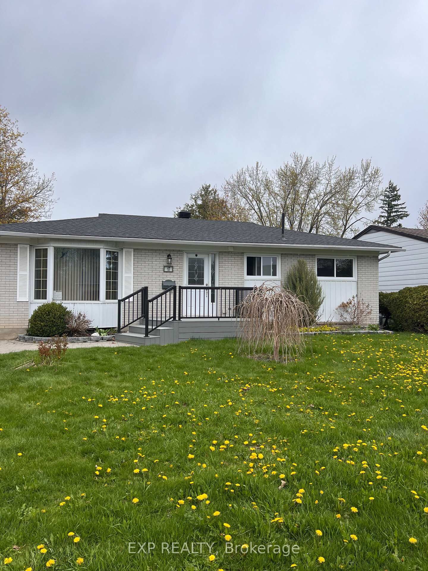 Property Photo:  17 Canfield Road 1  ON K2H 5S7 