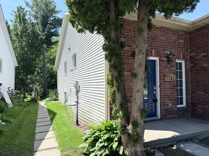 Property Photo: 614 Barnsley Crescent ON K7M 8X4