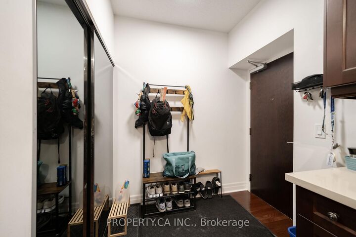 Property Photo:  35 Balmuto Street 1804  ON M4Y 0A3 