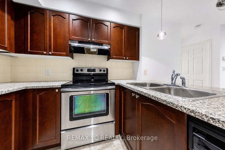 Property Photo: 35 Hollywood Avenue 216 ON M2N 0A9