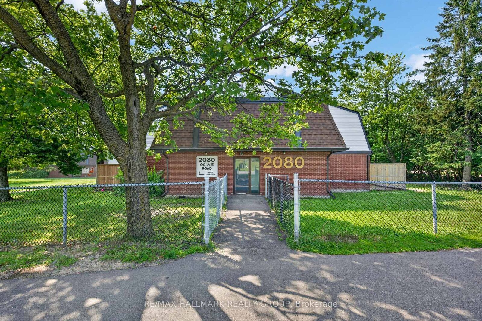 Property Photo:  2080 Ogilvie Road 9J  ON K1J 7N8 
