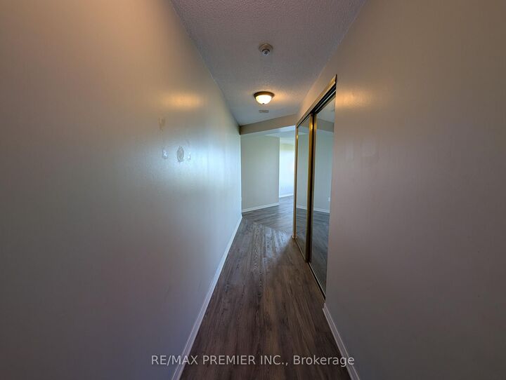 Property Photo:  5 Concorde Place 2809  ON M3C 3M8 
