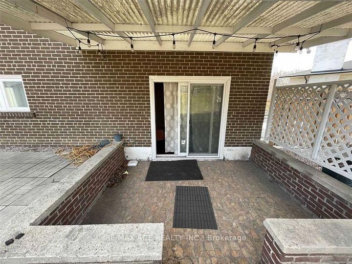 Property Photo:  40 Cavehill Crescent Lower  ON M1R 4P9 