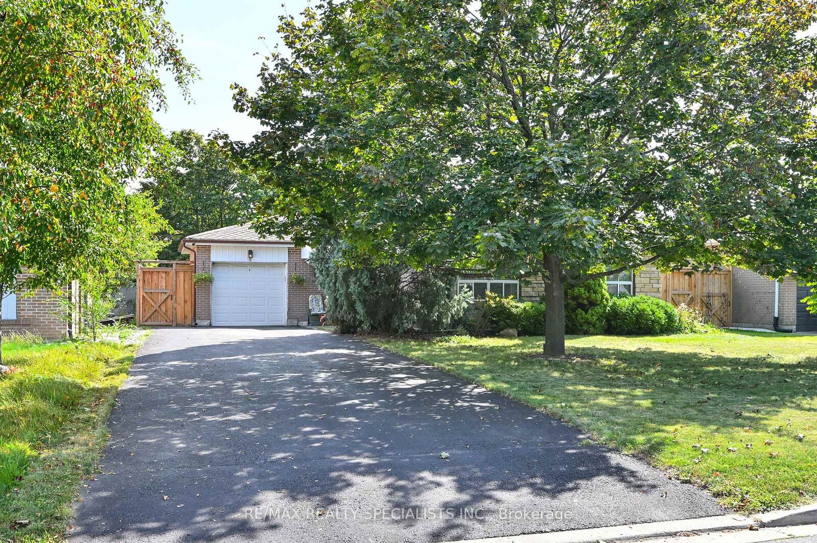 Property Photo:  8 Beechwood Crescent  ON L6T 1Y1 
