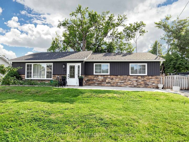 36 Elmvale Boulevard — photo 1