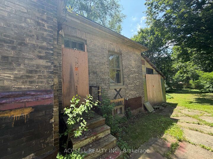 Property Photo:  135 High Street  ON N6C 4K3 