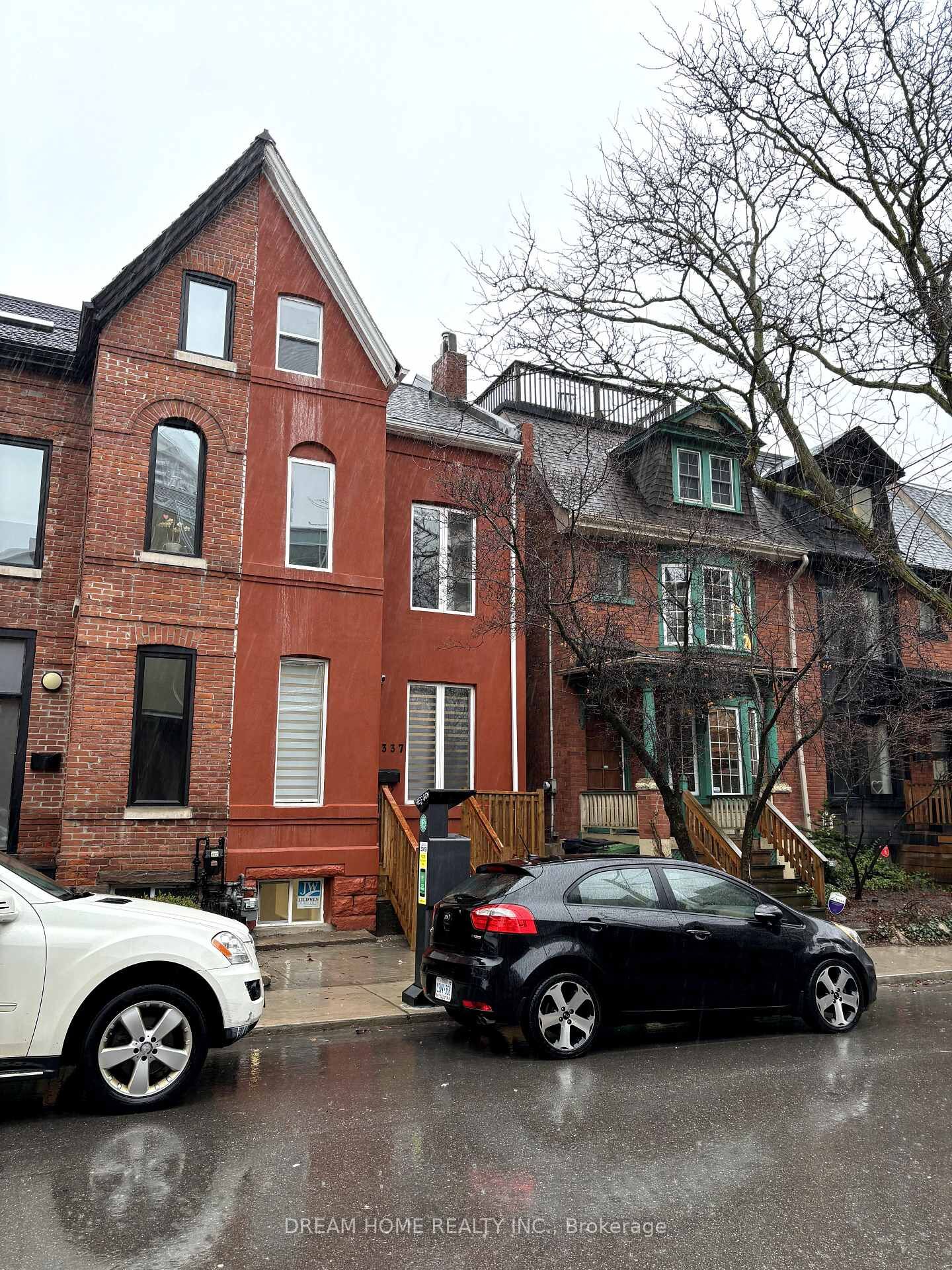 Property Photo: 337 Mutual Street W Bsmt B2 ON M4Y 1X6