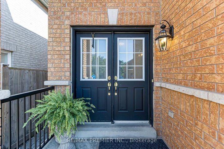Property Photo:  60 Del Francesco Way Main  ON L6A 3X1 