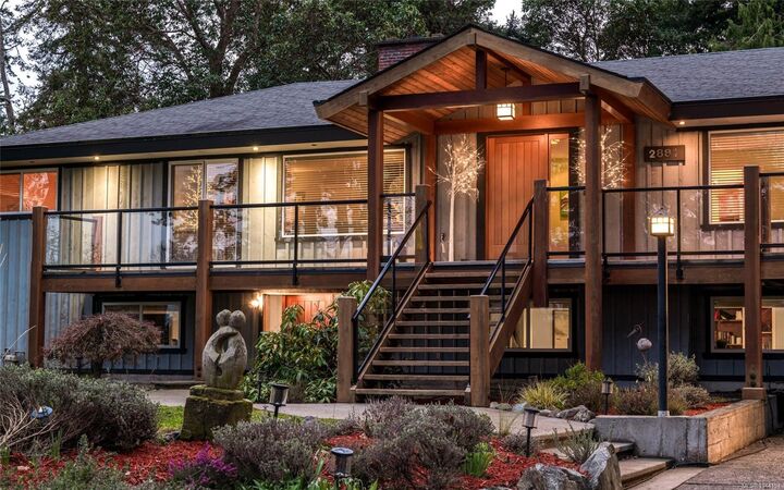 Property Photo: 2881 Phyllis St BC V8N 1Y8