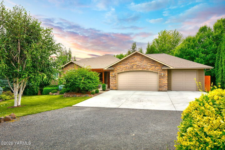 Property Photo:  1013 Crest Acres Pl  WA 98908 