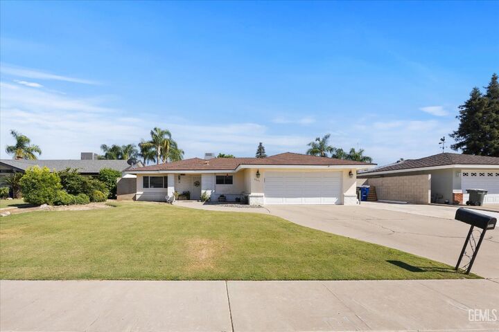 Property Photo: 6621 Vancouver Drive CA 93309