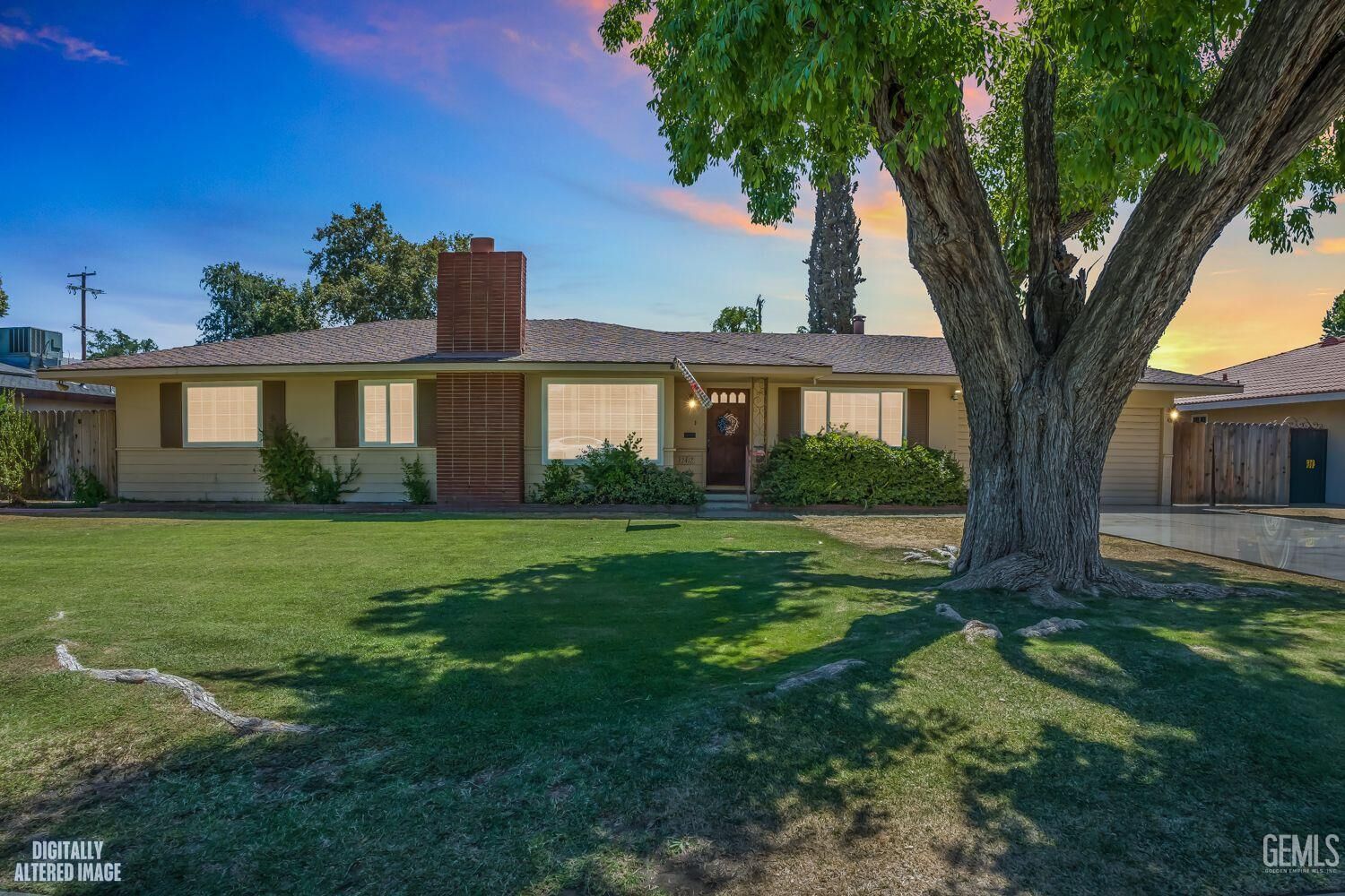 Property Photo: 2412 Pine Street CA 93301