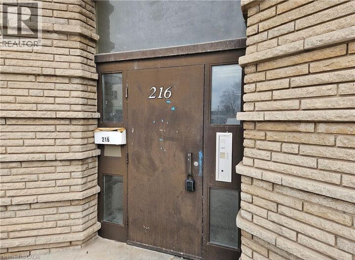 Property Photo:  216 Parkdale Avenue North 4  ON L8H 5X5 
