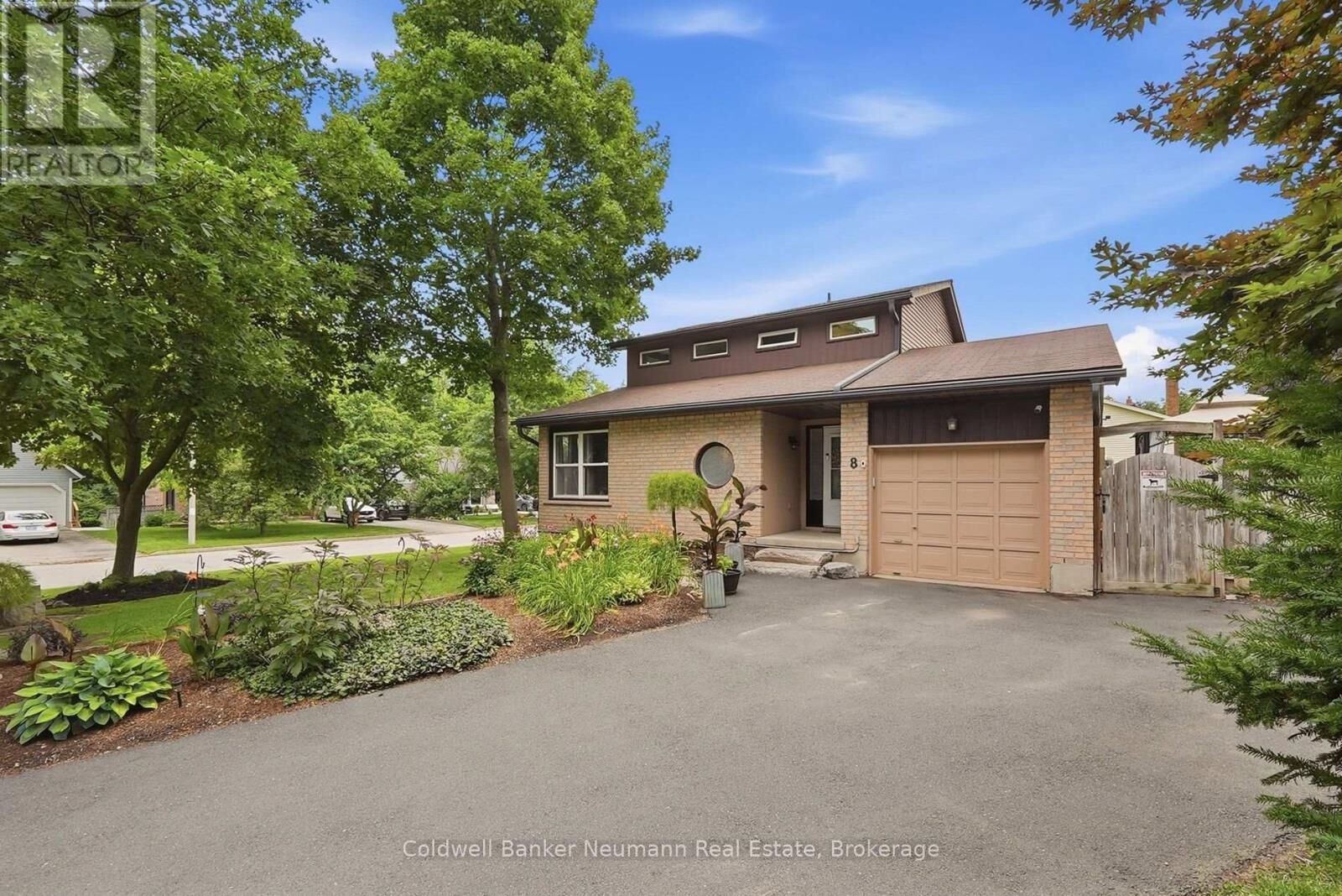 Property Photo:  8 Pickwick Place  ON N1H 7V8 