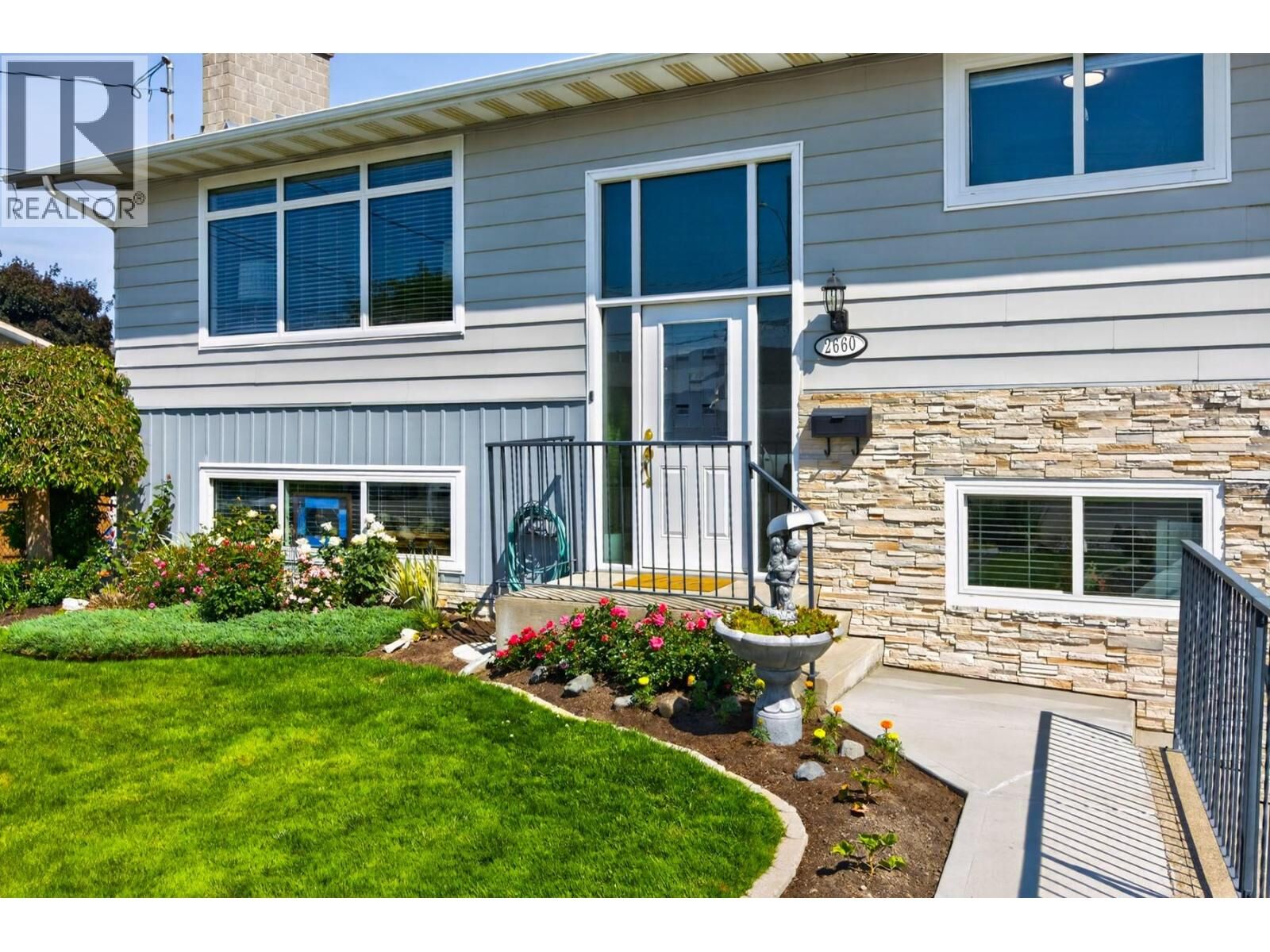 Property Photo:  2660 Argyle Avenue  BC V2B 4T8 