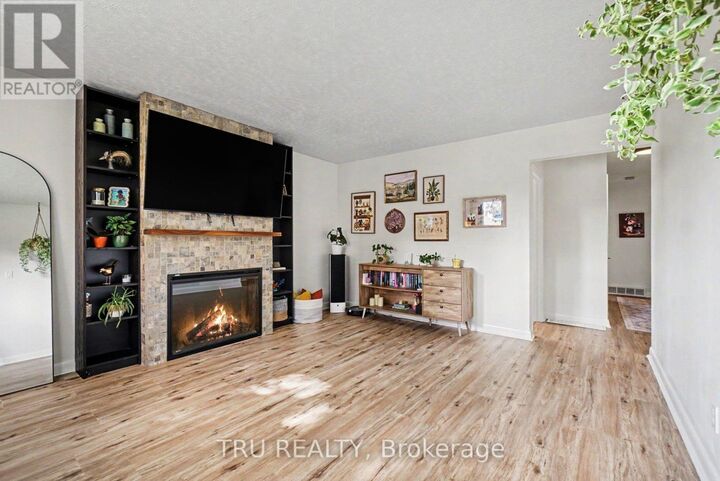 Property Photo: 1275 Woodside Drive ON K2C 2H1