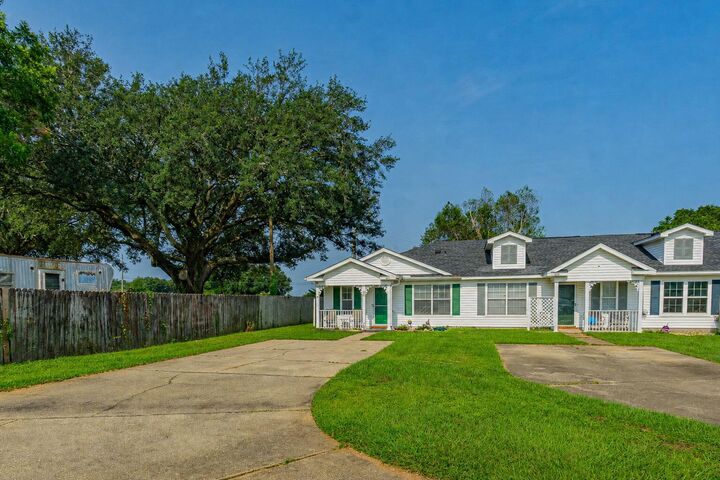 Property Photo: 300 Loveland Circle FL 32526