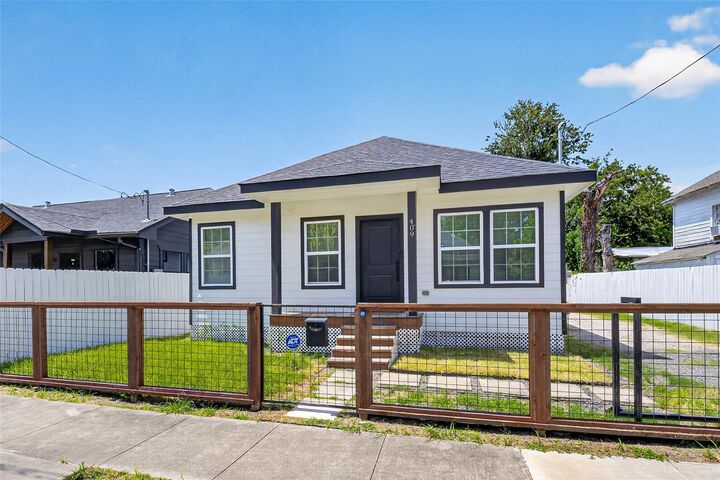 Property Photo: 409 Winnie Street TX 77009