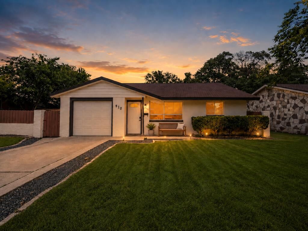 Property Photo:  512 Lake Dr  TX 78028 