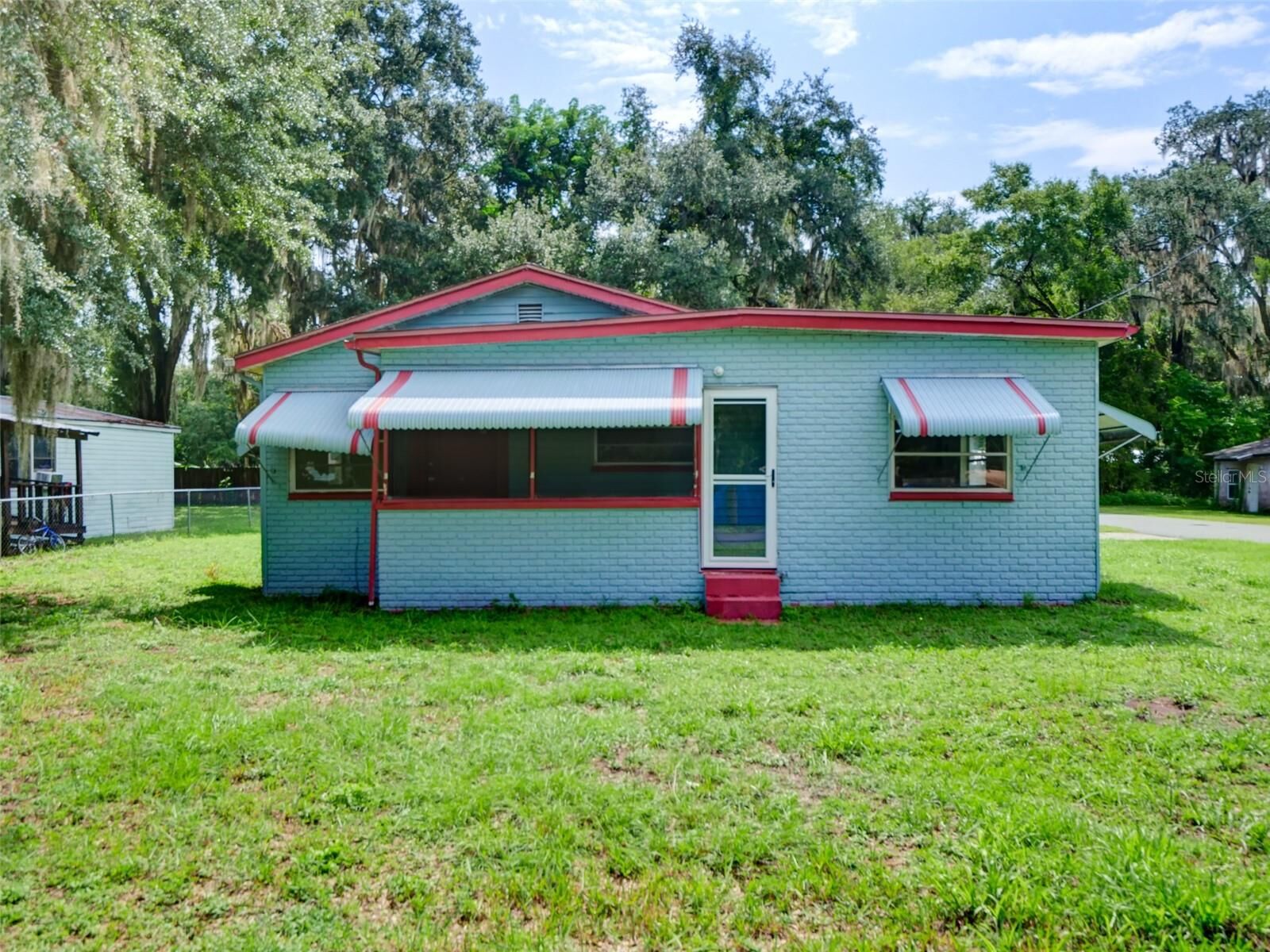 Property Photo:  813 NW 5th Street  FL 33597 