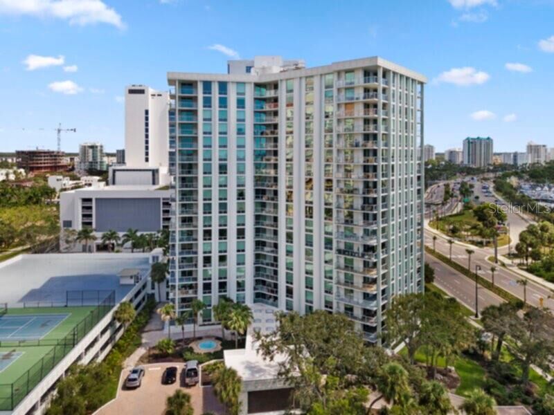 Property Photo:  1111 N Gulfstream Avenue 5B  FL 34236 