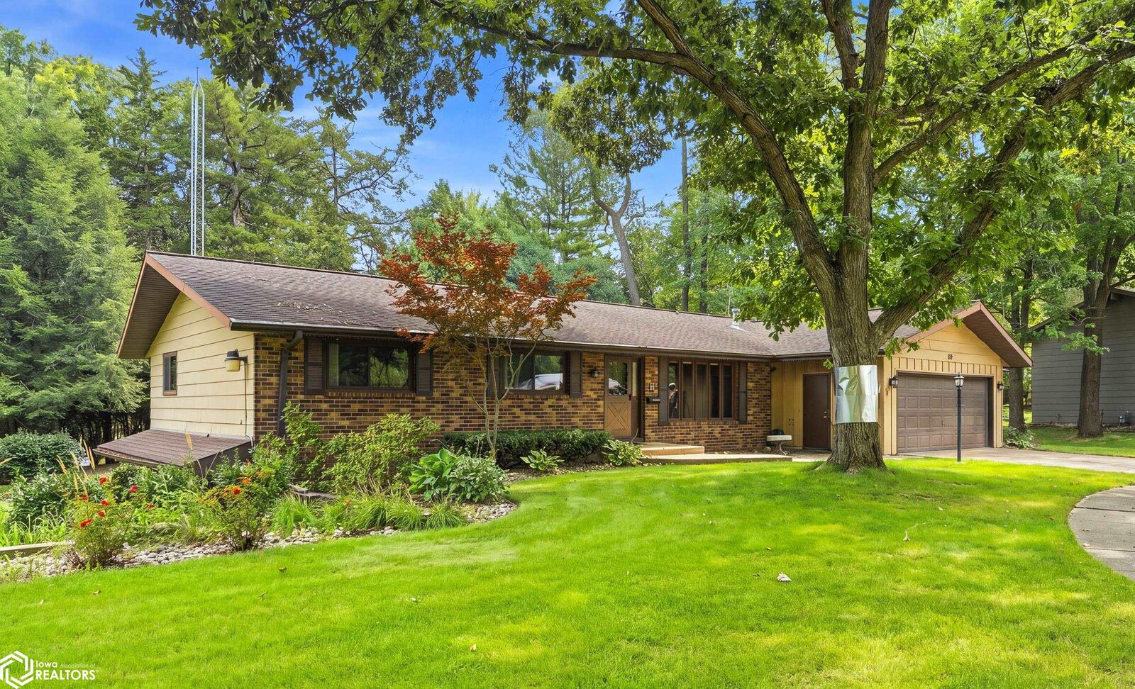 Property Photo: 2501 Sunrise Lane IA 52601