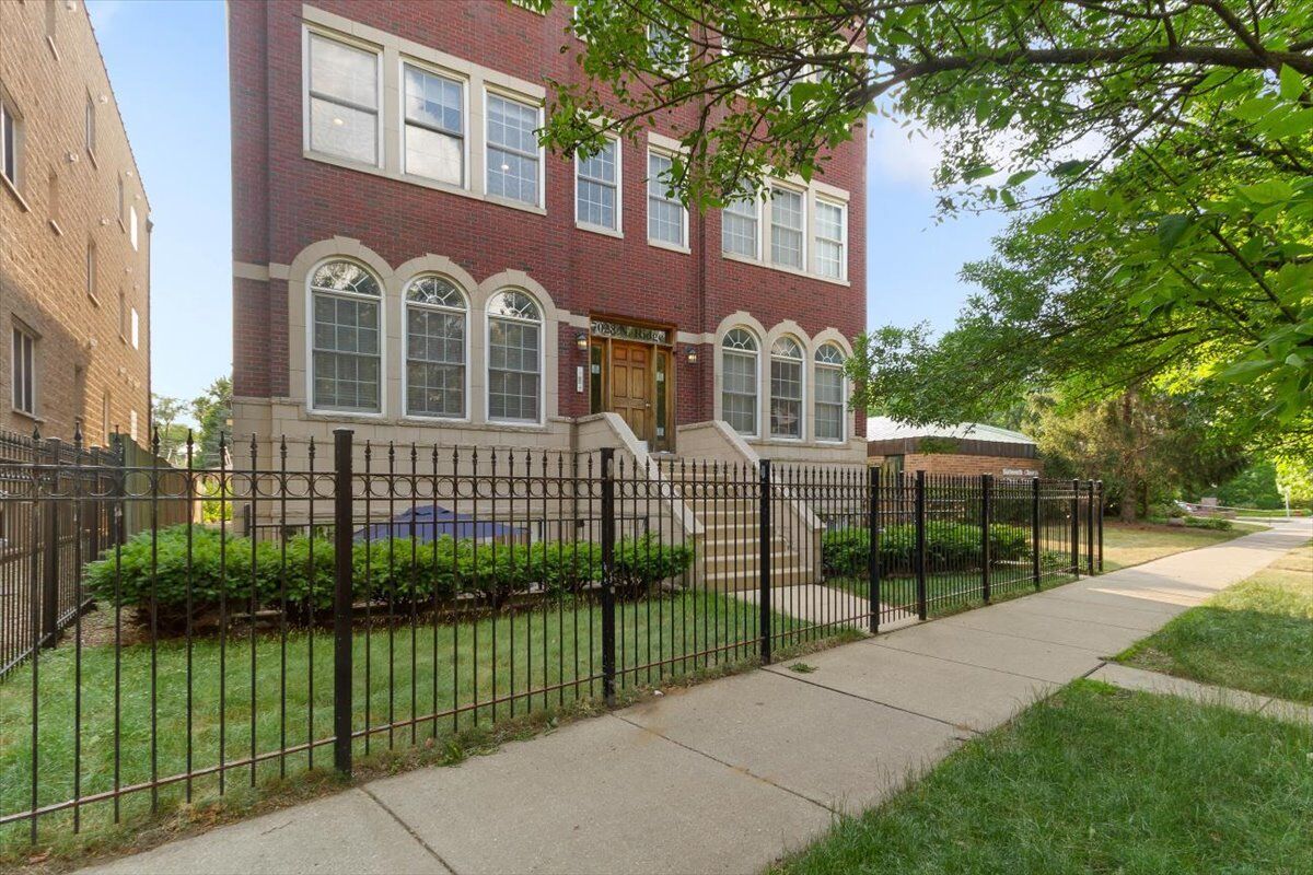 Property Photo:  