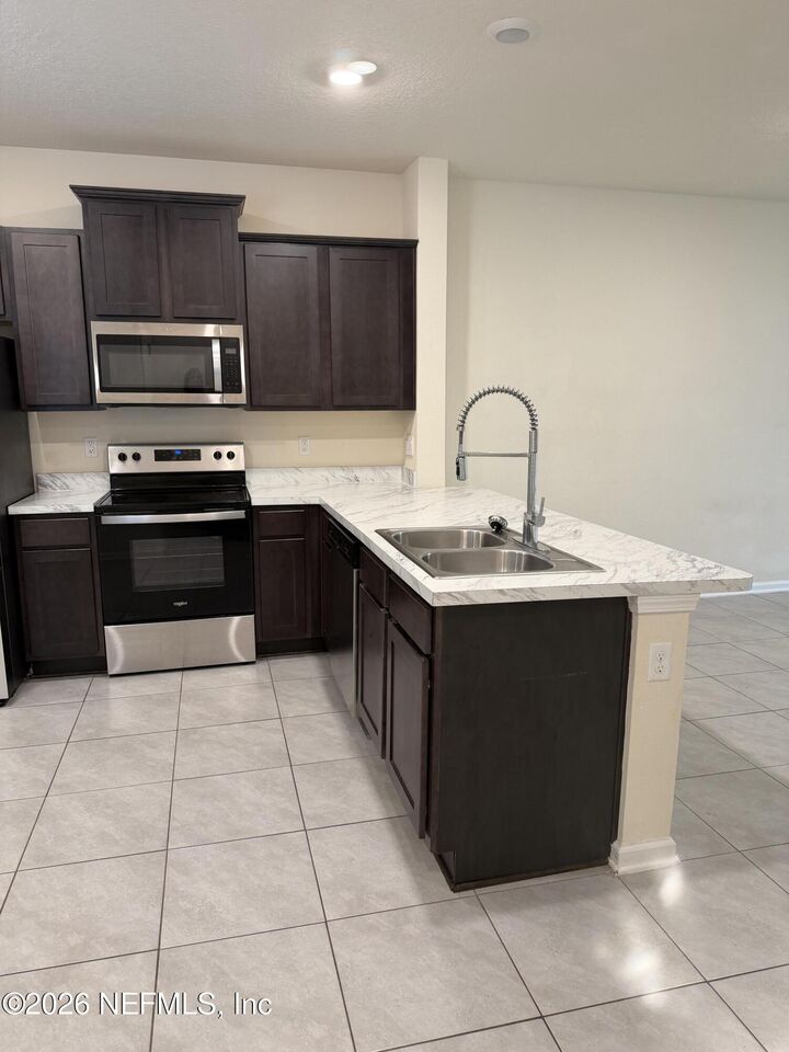 Property Photo:  917 Observatory Parkway  FL 32218 
