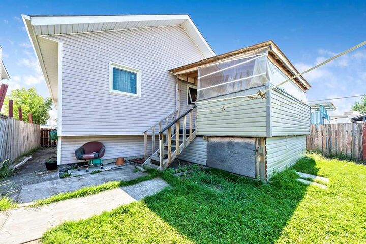 Property Photo:  318 Applewood Drive SE  AB T2A 7V5 