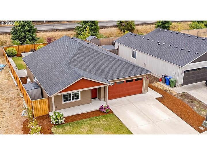 Property Photo:  271 La Casa St  OR 97402 