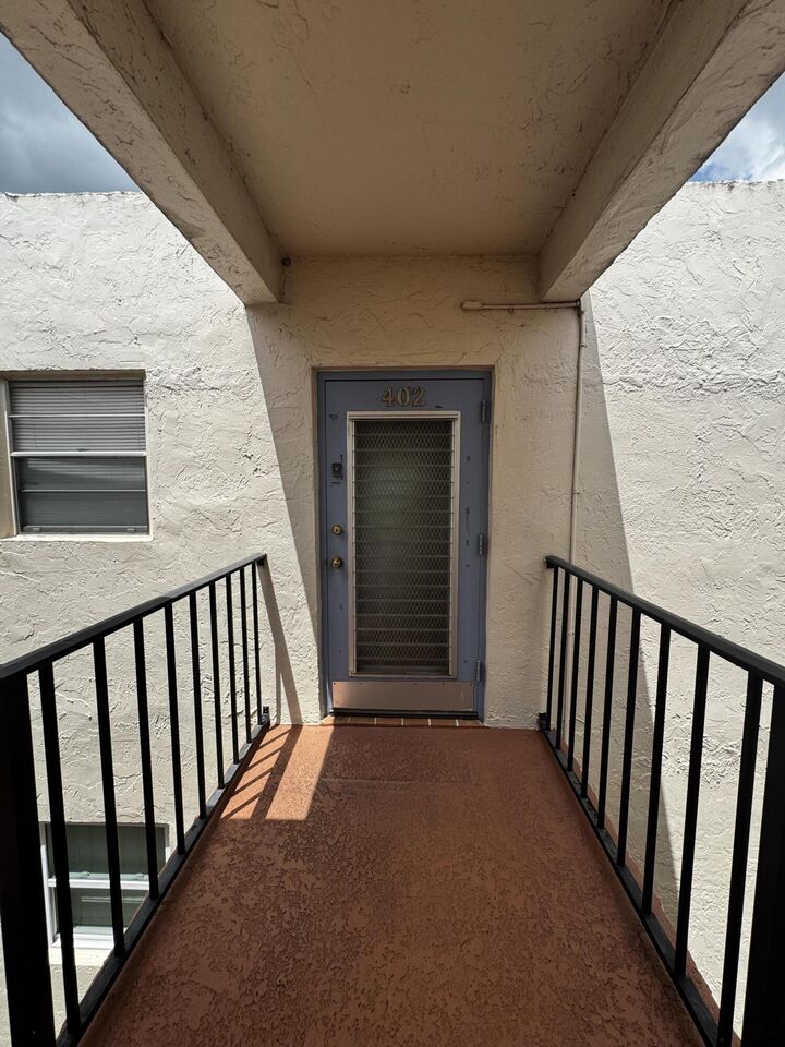 Property Photo:  7500 NW 30th Place 402  FL 33313 