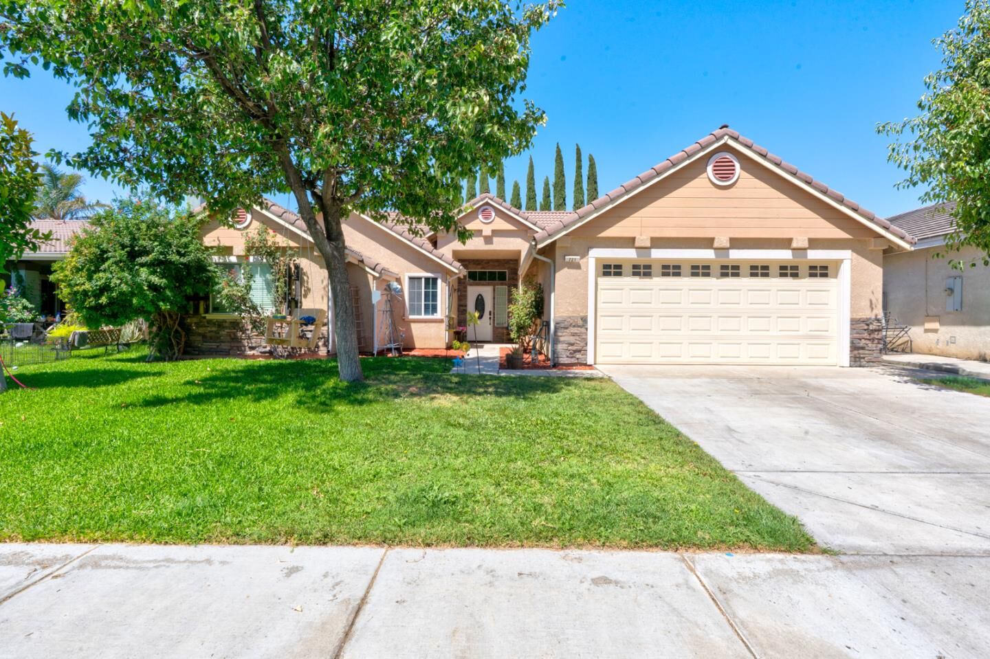 Property Photo: 721 Rhine Court CA 93635
