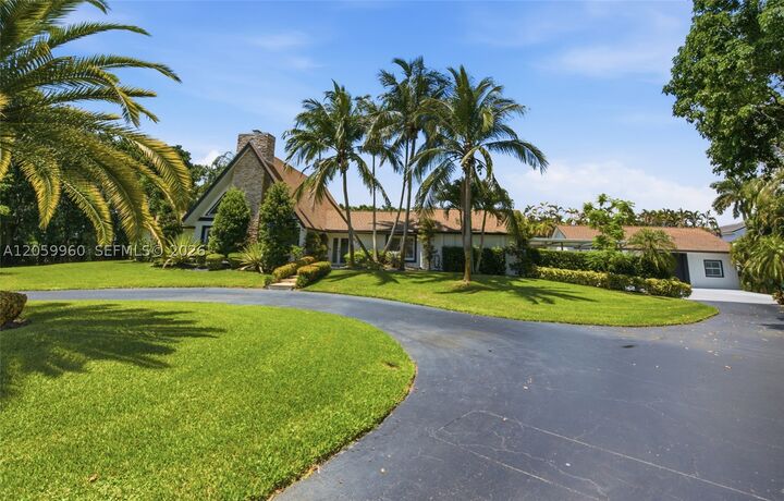 Property Photo: 5011 Hawkhurst Ave FL 33331