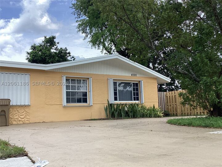 Property Photo: 4320 SW 56th Ave FL 33314