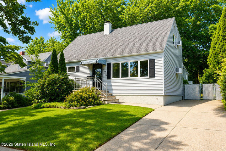 Property Photo:  475 Gansevoort Boulevard  NY 10314 