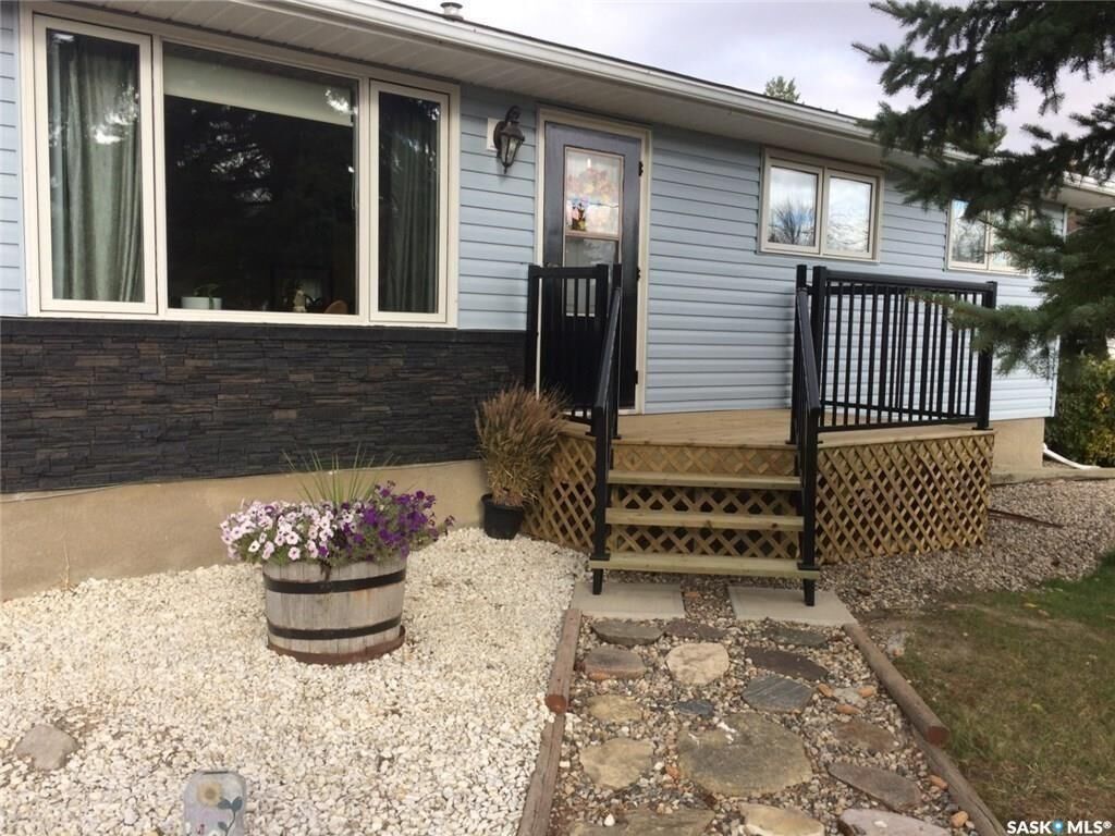 Property Photo:  836 Peters Avenue  SK S0C 2B0 