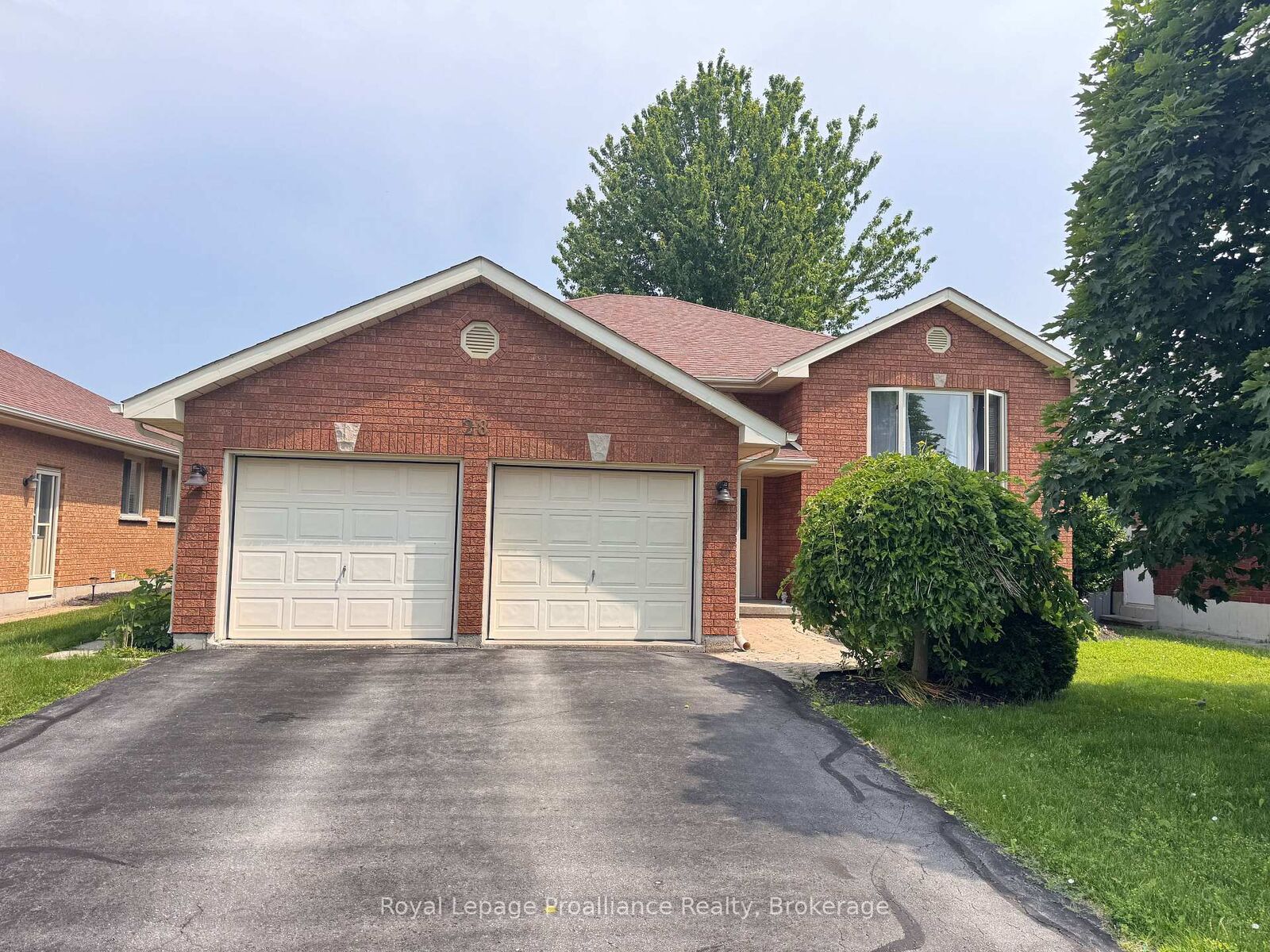 Property Photo:  28 Oak Ridge Boulevard  ON K8N 5W1 