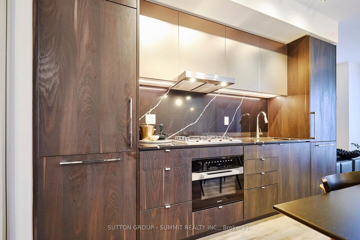 Property Photo: 771 Yonge Street 2501 ON M4W 0B8
