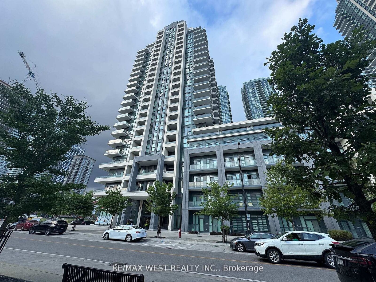 Property Photo: 4085 Parkside Village Drive 1606 ON L5B 0K9