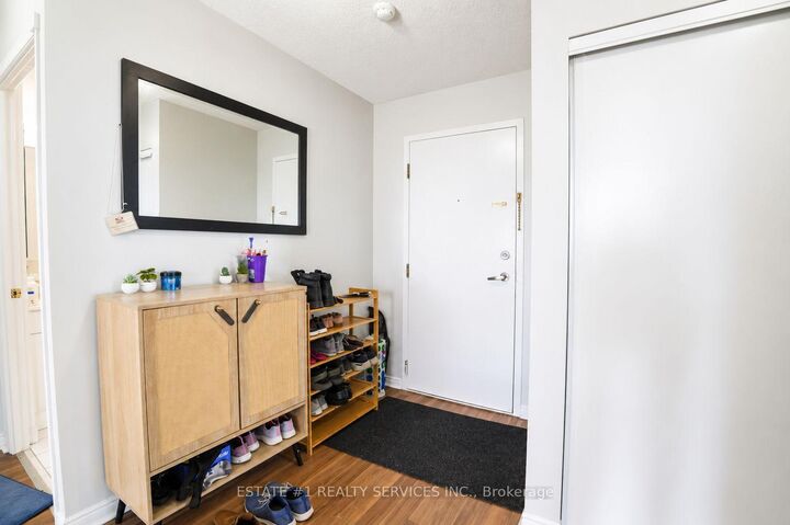 Property Photo:  135 Hillcrest Avenue 904  ON L5B 4B1 